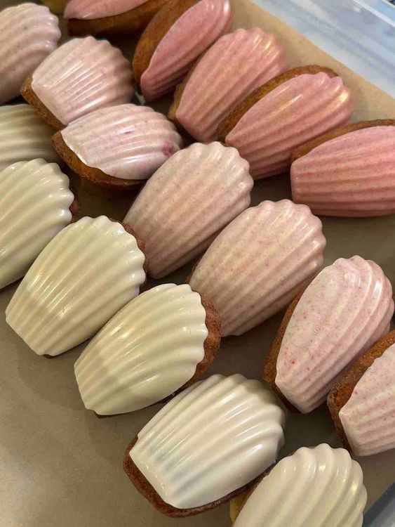 Freeze-dried StrawberryWhite Chocolate - vanilla madeleines